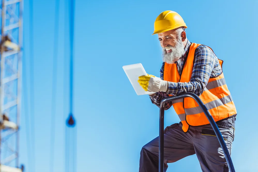 A construction manager tracks assets using Inauro’s data fusion platform